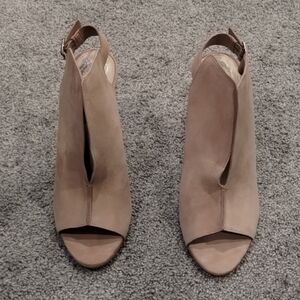 Size 11 Vince Camuto Tan Heeled Peep-Toe Shoes